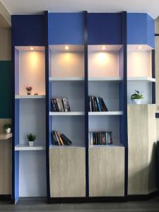 Una estantería llena de libros en una habitación. en iCheck inn Chill Patong, en Patong Beach