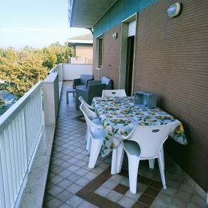 una mesa y sillas sentadas en un balcón en Donata dal mare en Francavilla al Mare