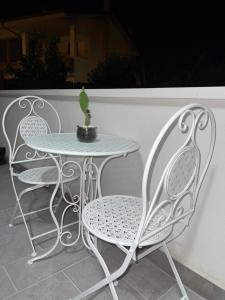 une table, deux chaises et une table avec une plante dans l'établissement A due passi da, à Formia