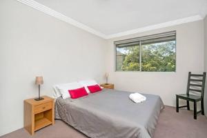 1 dormitorio con 1 cama, 1 silla y 1 ventana en COOGY - Coogee Gem: Short Walk To Coogee Beach, en Sídney