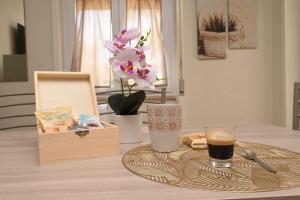 una mesa con una copa de café y una caja de madera en a ca' mea, en Bellizzi