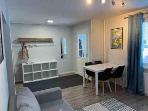 - un salon avec un canapé et une table dans l'établissement One bedroom apartment in central Savonlinna, à Savonlinna