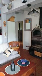 sala de estar con sofá y chimenea en Maison Candide 3 chambres 1 mezzanine, en Capbreton