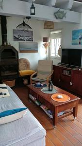 a living room with a coffee table and a tv at Maison Candide 3 chambres 1 mezzanine in Capbreton