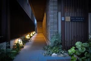 einen Flur mit Lichtern an der Seite eines Gebäudes in der Unterkunft Oyado Kawaramachi Gojo（御宿 河原町五条） in Kyoto