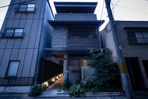 einen externen Blick auf ein Gebäude mit Innenhof in der Unterkunft Oyado Kawaramachi Gojo（御宿 河原町五条） in Kyoto