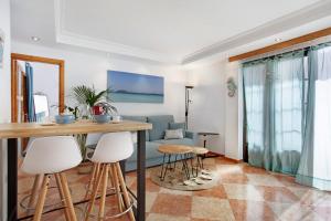 ein Wohnzimmer mit Tisch und Stühlen und einer Couch in der Unterkunft Casa Mariposa in Corralejo