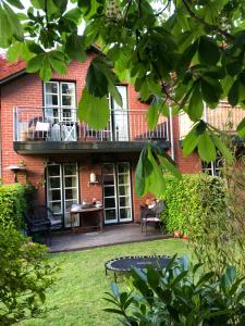 a brick house with a balcony and a table in the yard at Ostsee Traum 