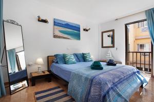 ein Schlafzimmer mit Bett und Blick auf das Meer in der Unterkunft Casa Mariposa in Corralejo