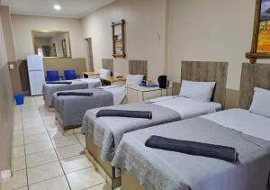 Sleep 'n Go Guesthouse客房内的一张或多张床位