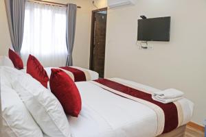Rúm í herbergi á Hotel Royal Emperor