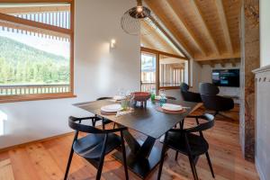 a dining room with a table and chairs at Appartamento GreenWood in Vodo Cadore