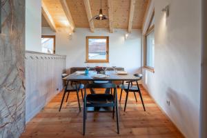 a dining room with a table and chairs at Appartamento GreenWood in Vodo Cadore