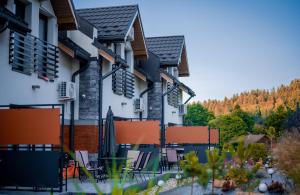 什切尔克Nad Lipami - apartament z sauną i tarasem blisko stoku Sczyrk的享有大楼一侧的景致