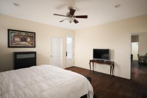 um quarto com uma cama e uma ventoinha de tecto em Luxury Guest House 2BA/2BR, Separate Building, Private Basketball Court, Prime Neighborhood em Scottsdale