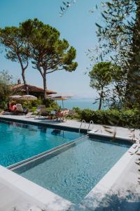 una piscina con vista sull'oceano di Villa Schindler a Manerba del Garda