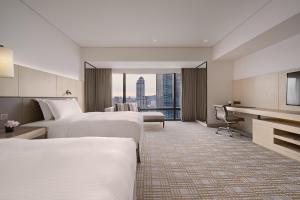 Postel nebo postele na pokoji v ubytování Taipei Marriott Hotel