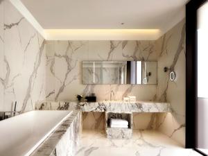 uma casa de banho em mármore com um lavatório e um espelho. em Tableround em Chengdu