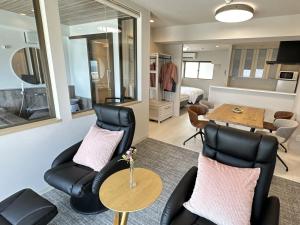 een woonkamer met stoelen en een tafel bij Grandview Atami Private Hot Spring Condominium Hotel in Atami