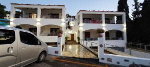 una furgoneta blanca estacionada frente a un edificio en ODYSSEY BY CLIMBING HOUSE, en Myrties