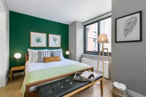 En eller flere senge i et værelse på Winged Tribeca Studio w Indoor pool Gym NYC-68 + 15 billeder
