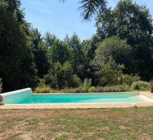 - une piscine au milieu d'une cour dans l'établissement Charming country house in the forest, with heated pool, à Cerdon
