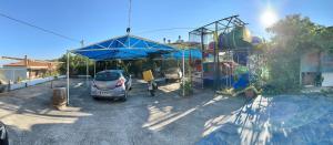 une voiture garée dans un parking à côté d'une aire de jeux dans l'établissement Panorama rooms, à Chios