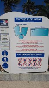 a sign that is on the side of a street at En bord d'eau - charmant Mobil-home climatisé - Cap ferret in Lège-Cap-Ferret