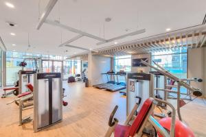Fitness centrum a/nebo fitness zařízení v ubytování ALH Vacay - Fully Furnished 1 BR in Dubai Hills Park Heights