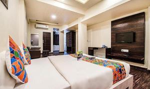 Cama o camas de una habitación en FabHotel Maher Inn