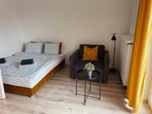 sypialnia z łóżkiem, krzesłem i stołem w obiekcie Project Comfort Apartament Dywizjonu 303 175/8 Warszawa w Warszawie