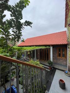 balcón con vistas a una casa con techo rojo en Villa Đường Lâm- Sơn Tây, en Hanói