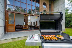 - un barbecue avec des hot-dogs sur la terrasse dans l'établissement amã Stays & Trails Forest Home, Hosur, à Hosur