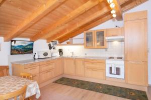 Kuchnia lub aneks kuchenny w obiekcie Appartement Alpina
