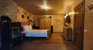 ein Schlafzimmer mit einem Bett und eine Küche in einem Zimmer in der Unterkunft Sauna2relax in Šveicarija