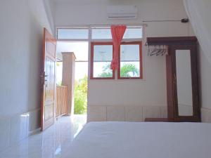Кровать или кровати в номере Rocky homestay lakey nangas beach