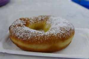 einen mit Zucker bedeckten Donut, der auf einer Serviette sitzt in der Unterkunft Natur-Aktiv-Hof Thiem in Pottenstein