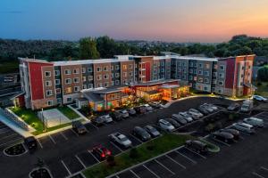 uma vista aérea de um hotel com estacionamento em Residence Inn by Marriott Harrisburg North em Harrisburg