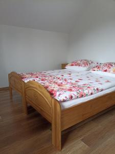 ein Bett mit einem Holzrahmen in einem Zimmer in der Unterkunft Dom Dobre Miejsce in Zawoja