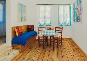 1 dormitorio con mesa, sillas y 1 cama en Archondia House - Holiday Apartments With Pool, en Kalavasos