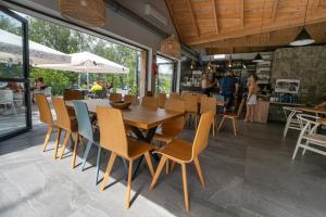 a dining room with a wooden table and chairs at Pokój kapitański in Polańczyk