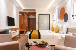 德拉敦的住宿－Clarion Hotel Dehradun，酒店客房设有床和客厅。