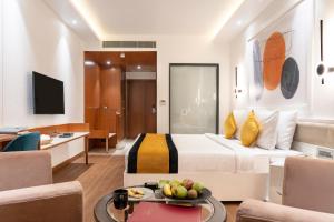 TV a/nebo společenská místnost v ubytování Clarion Hotel Dehradun