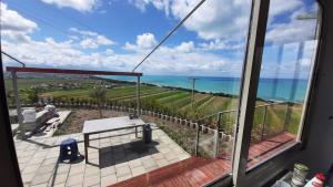 - une vue sur l'océan depuis le balcon d'une maison dans l'établissement Contanier Farm, à Rrogozhinë