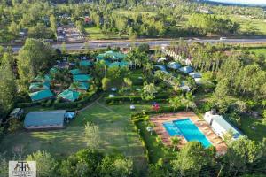 - une vue aérienne sur un complexe avec une piscine et des tentes dans l'établissement EQUINE RESORT, à Gitura