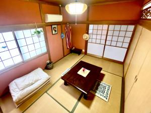 ein Wohnzimmer mit einem Tisch und einem Sofa in der Unterkunft 星ノソラ in Shodoshima