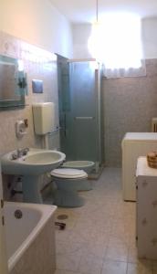 uma casa de banho com um lavatório, um WC e um chuveiro em Vista super em Camerano Casasco