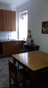 uma cozinha com uma mesa e cadeiras e uma mesa e uma cozinha em Vista super em Camerano Casasco
