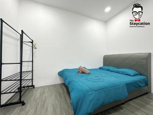 Postel nebo postele na pokoji v ubytování Staycation Homestay 15 Kch City Mall Landed House