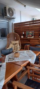 ein Esszimmer mit einem Tisch, Stühlen und einem Ventilator in der Unterkunft Renovated flat with huge balcony - Ανακαινισμένο διαμέρισμα με τεράστιο μπαλκόνι in Kardítsa